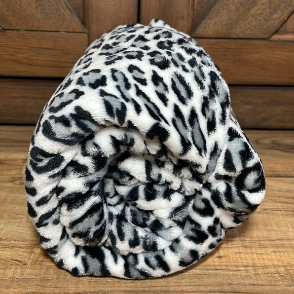 Tyler Candle Co Bougie Perfume Fragrance and Leopard Print Throw Blanket Set. - Picture 6 of 7